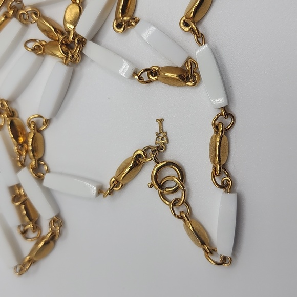 Vintage Crown Trifari Goldtone & White Beaded Necklace & Goldtone Cuff Bracelet - Picture 4 of 8